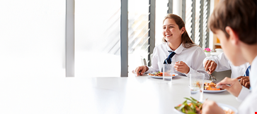 school-kids-eating-meal