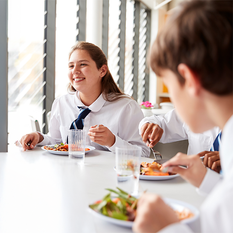 school-kids-eating-meal